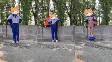 高二学生妹被男友调教在环卫工背后脱裤子漏奶子,还把裤子脱了地上爬